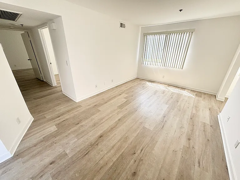 555 Oak St #301 — Photo 4