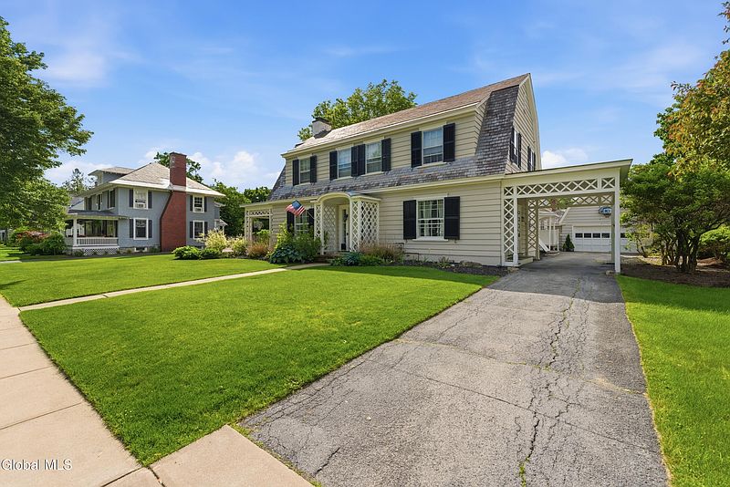 4th image of 12 Horicon Avenue