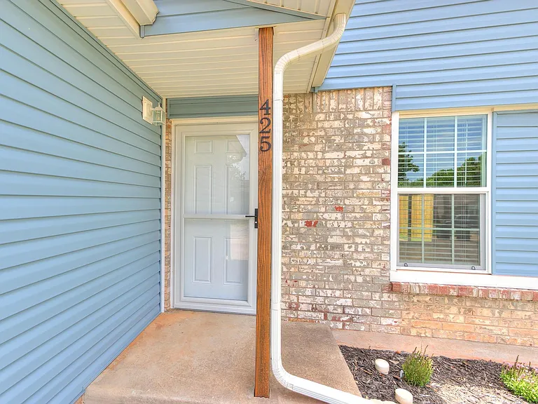 425 Dauphin Ave — Photo 2