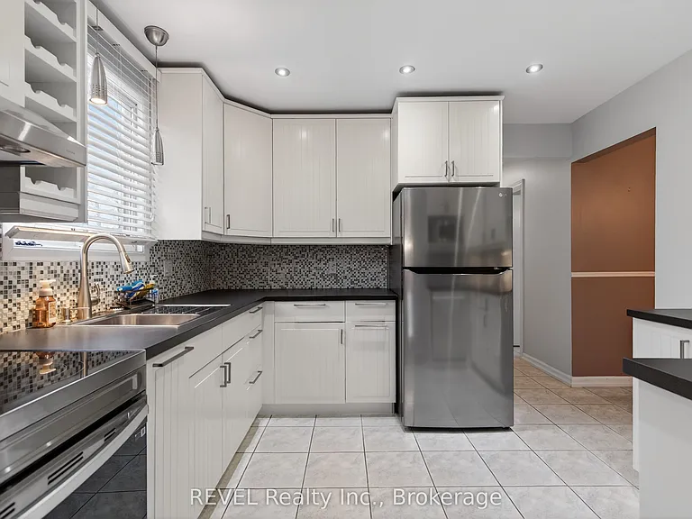 6166 Wildrose Cres #UPPER — Photo 12