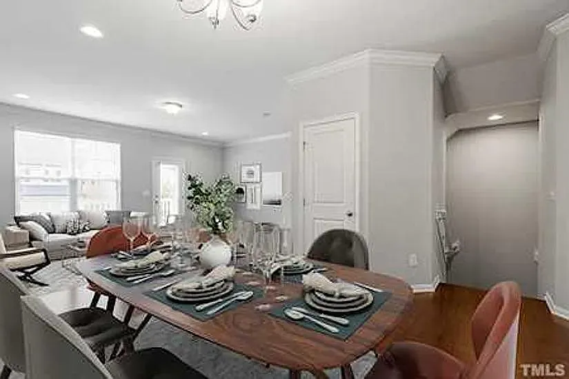 4 bed, 2600 sqft, $2,590 — Photo 4