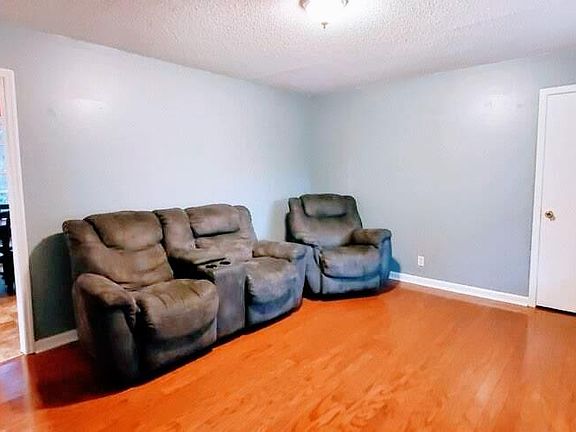 4th image of 613 Bay Ln