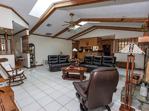 4th image of 1747 King Edward Dr