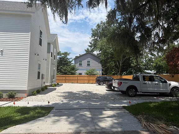 4th image of 671 SW 5th Ter