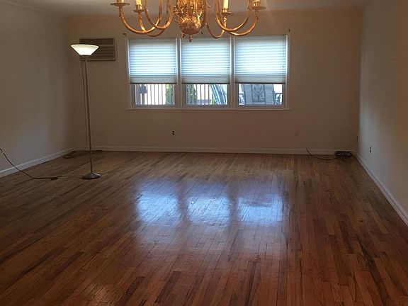 4th image of 25 E Broadway