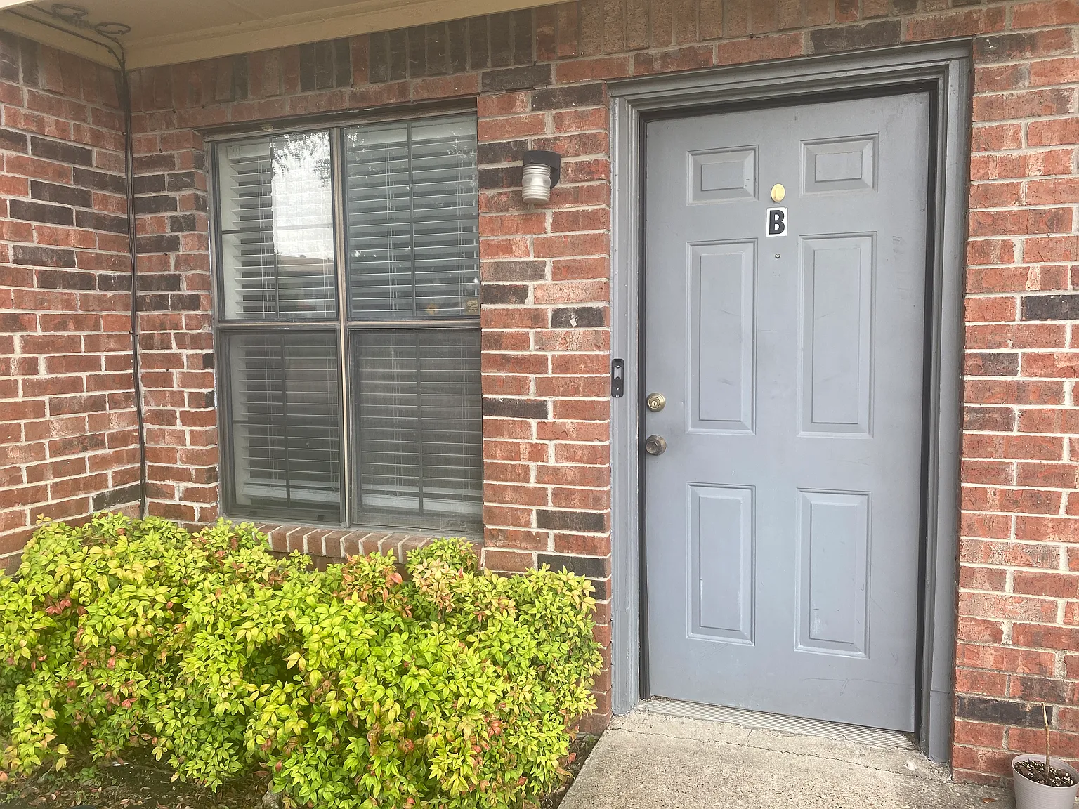 2 bed, 1.5 bath, 1040 sqft, $1,150 — Photo 2
