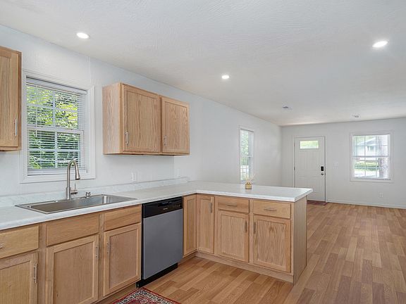 4th image of 2938 W Grand Street