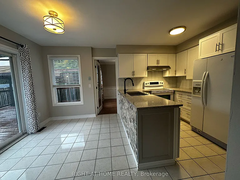 74 Barrydale Cres — Photo 6