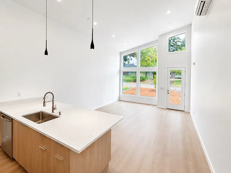 5024 NE 24th Ave — Photo 5
