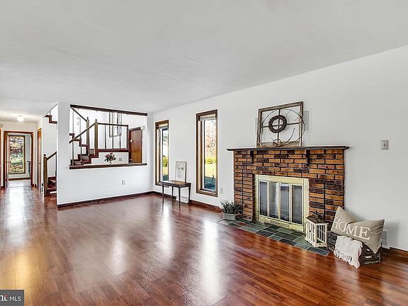 2nd image of 28 Hillman Ct