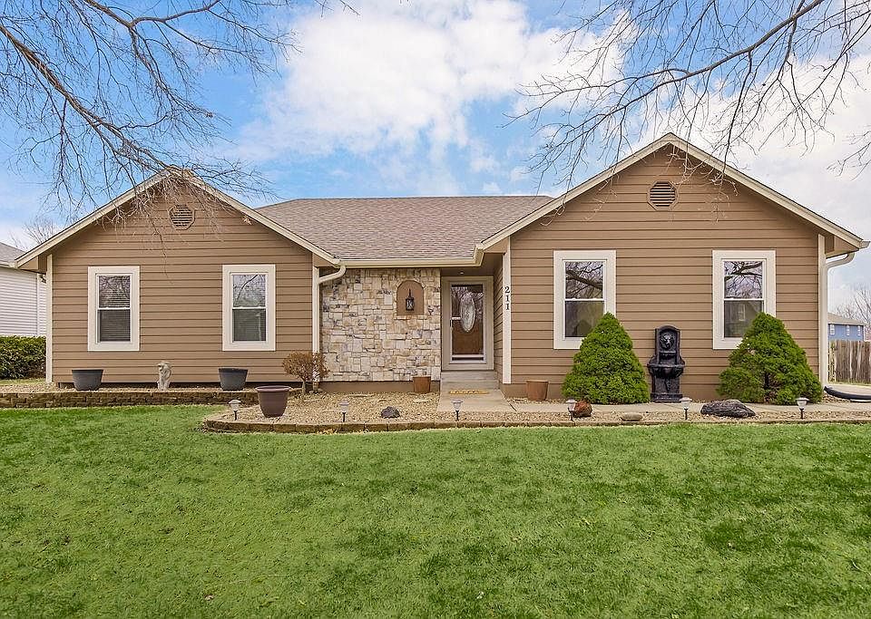 1st image of 211 SW Cross Creek Dr