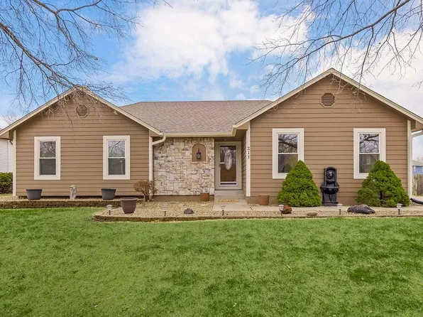 211 SW Cross Creek Dr, Grain Valley, MO 64029