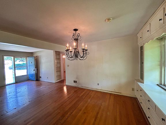 4th image of 1005 Rose Cir