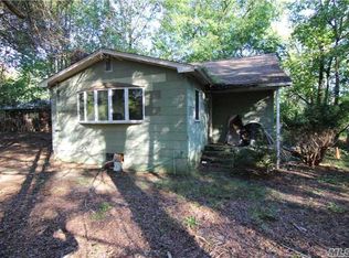 43 Smith Rd, Ridge, NY 11961