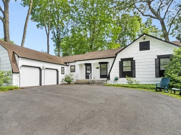 22 W Circuit Dr, Roxbury Twp., NJ 07876