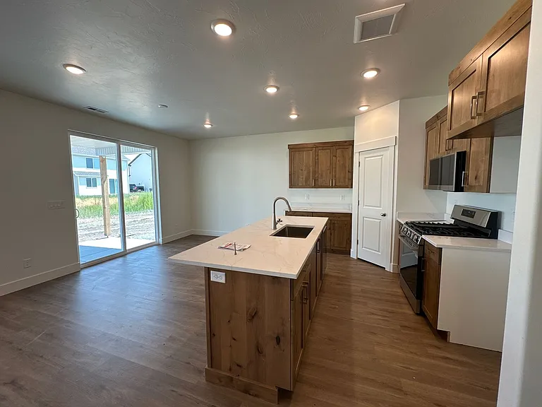 604 S 2355 W — Photo 18