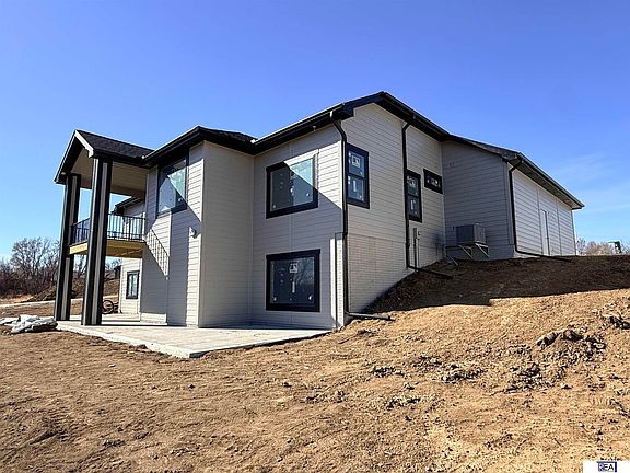 3rd image of 613 Valley Rd