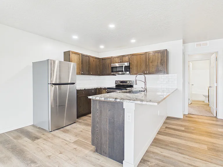 519 Amber St — Photo 4