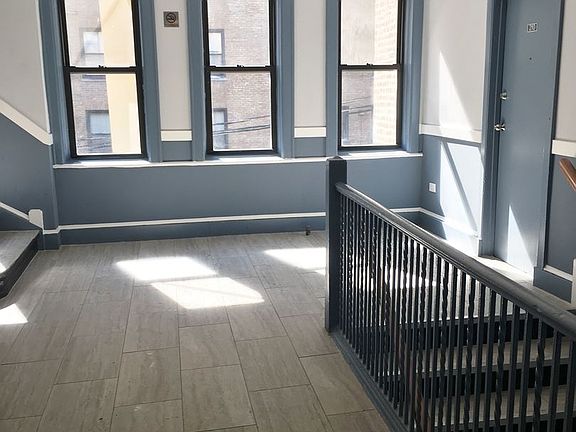 3rd image of 1023 W Argyle St APT 302