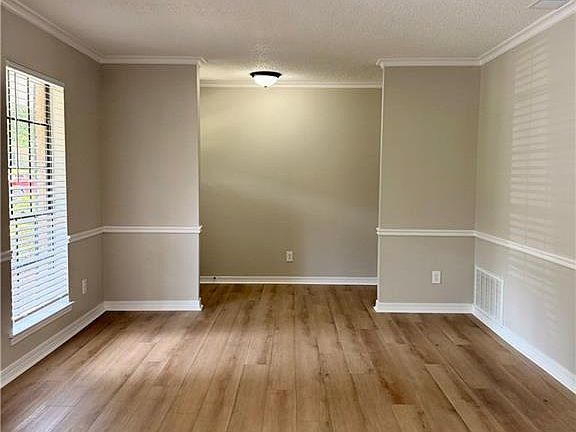 5th image of 1604 Longwood Pl