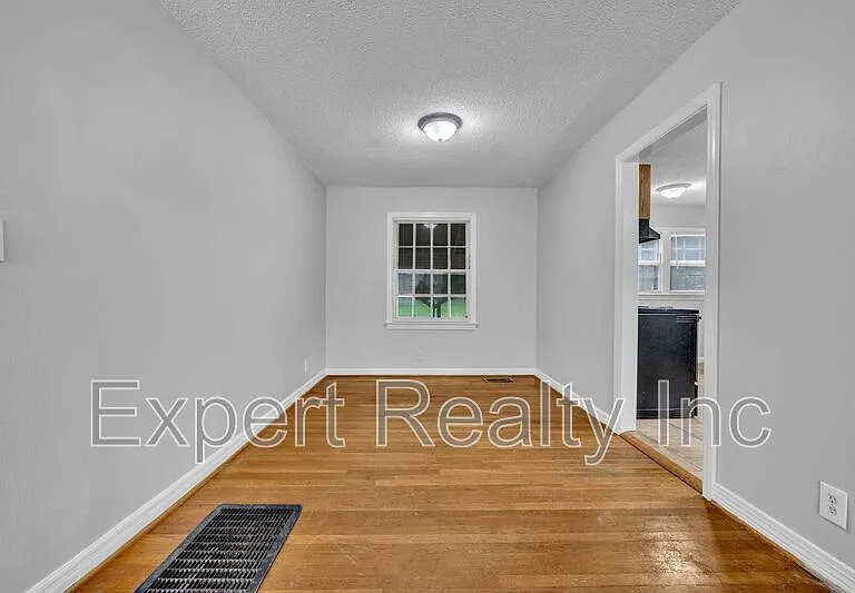 920 Parkway Dr — Photo 20