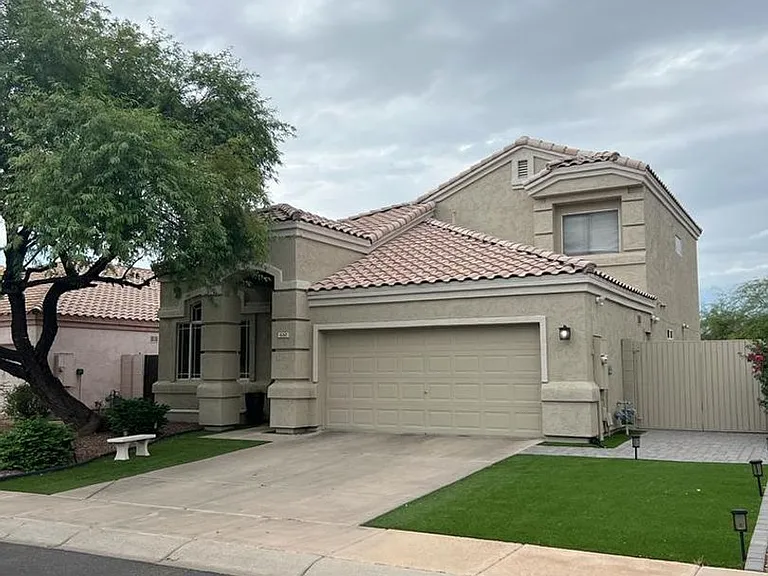 650 W Kent Pl — Photo 2