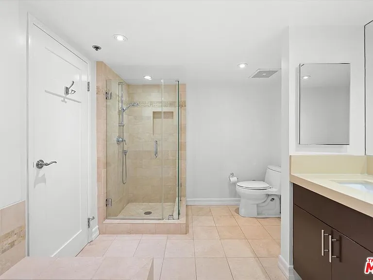 10660 Wilshire Blvd #705 — Photo 12