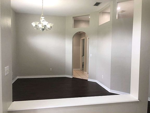 4th image of 526 NW Savannah Cir