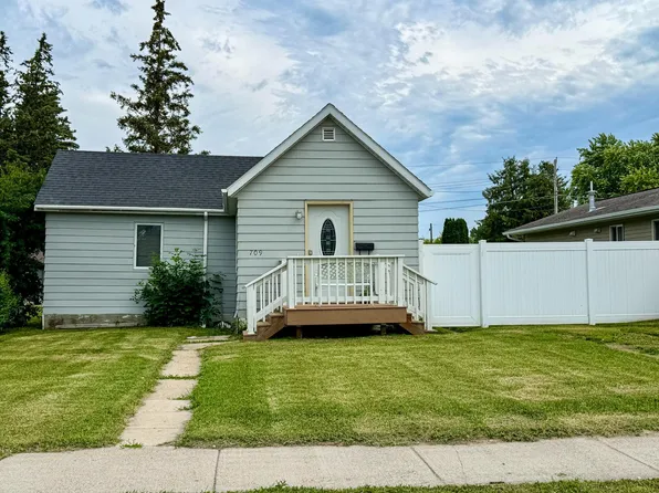709 Center St E, Roseau, MN 56751