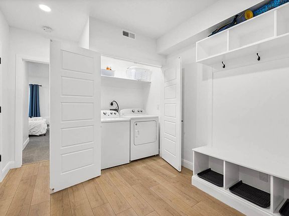 4th image of 3567 N Lakeview Ct