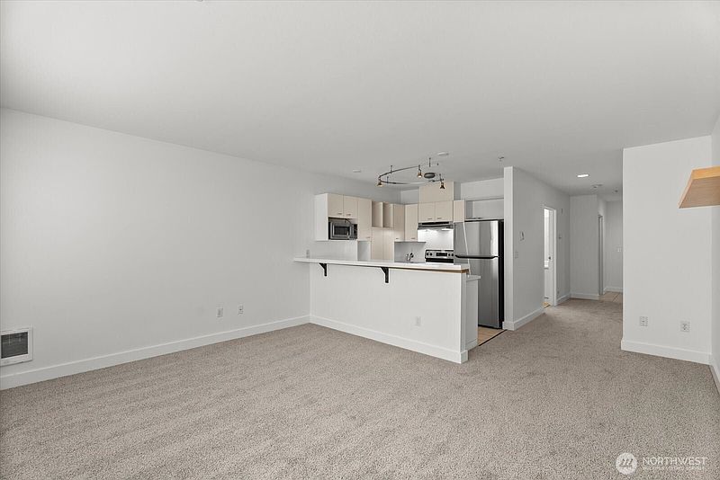 5th image of 2440 Western Avenue #517