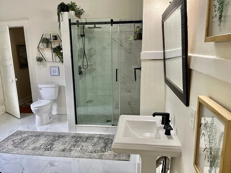 Master bathroom (downstairs)