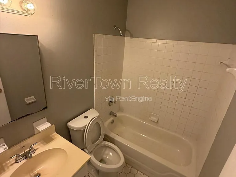 1375 Adelaide St — Photo 7