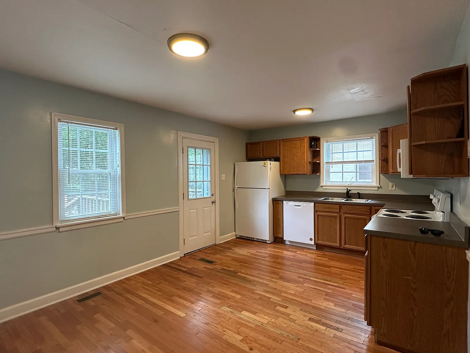 4 bed, 1602 sqft, $2,400 — Photo 3