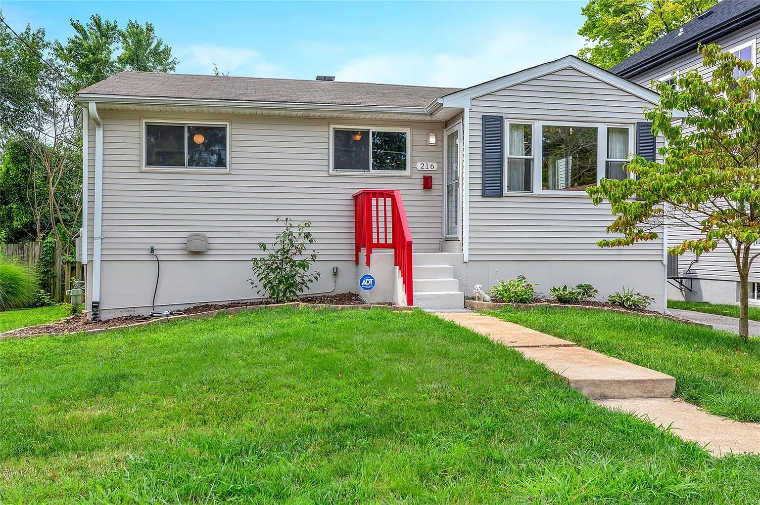 216 Midway Ave photo 1
