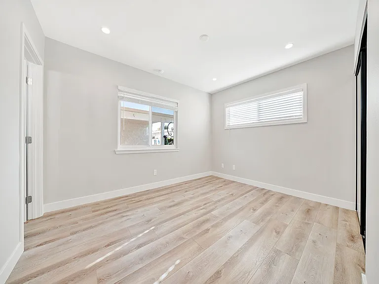 2476 Elden Ave — Photo 11
