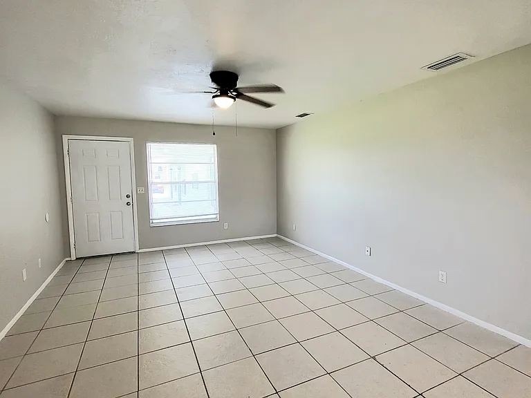 406 NE 24th Pl #2 — Photo 3