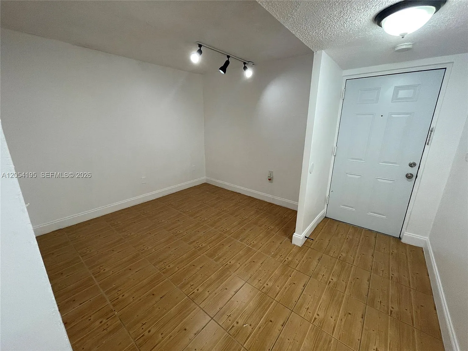 Parkway Grove Condo Part — Photo 4