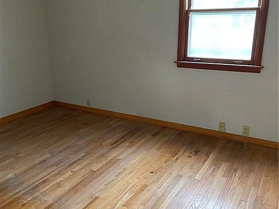 4th image of 111 N Elmwood St