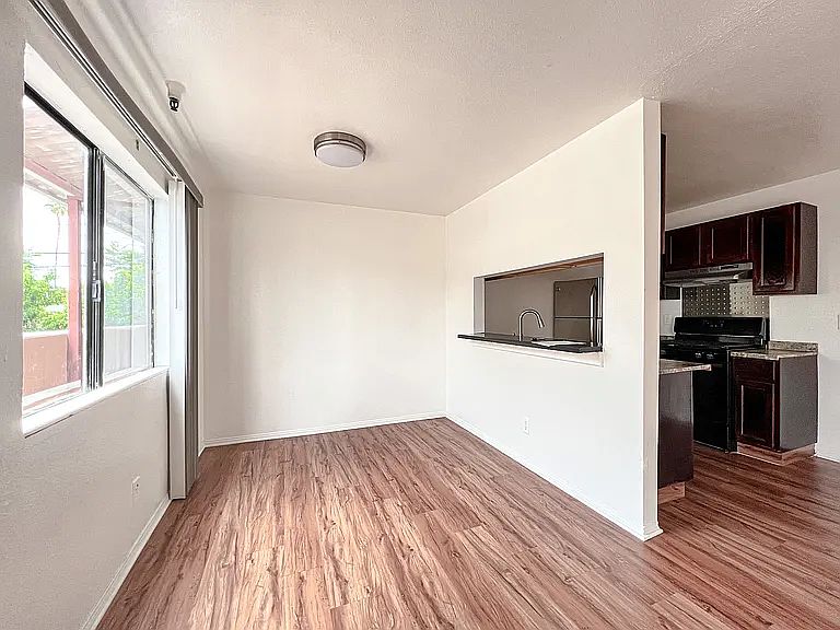 dinning area 6 chairs