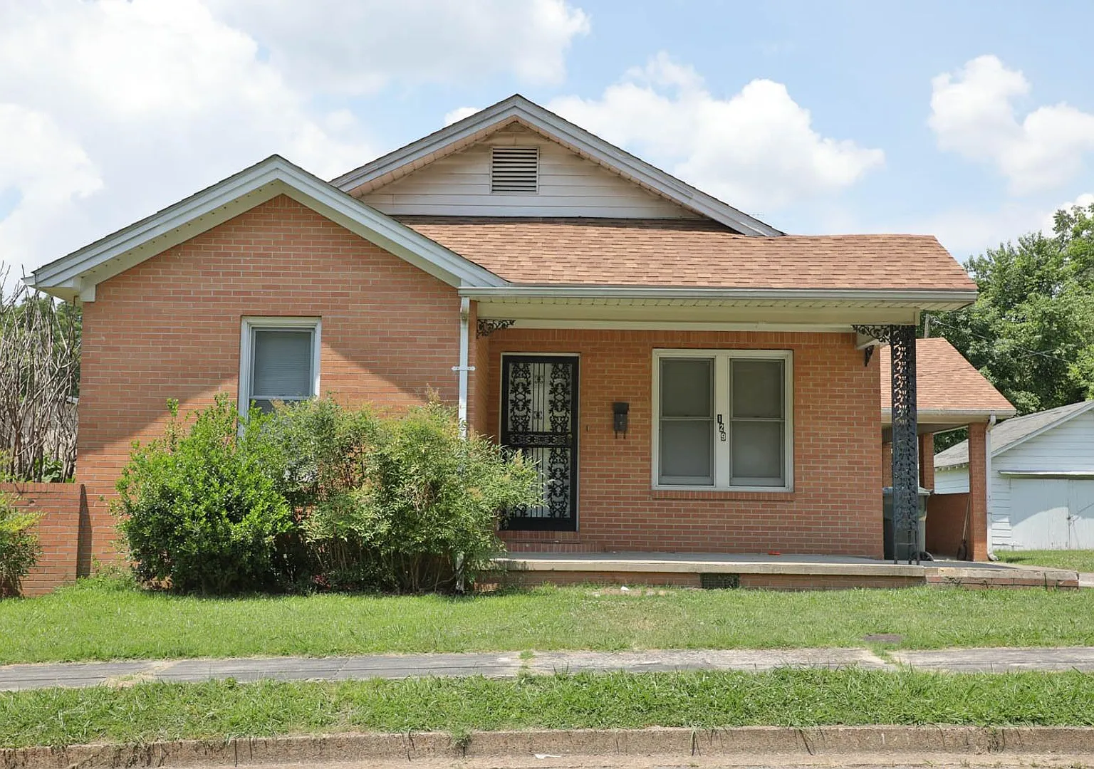 3 BD, 1 BA Charming Brick Home! — Photo 2