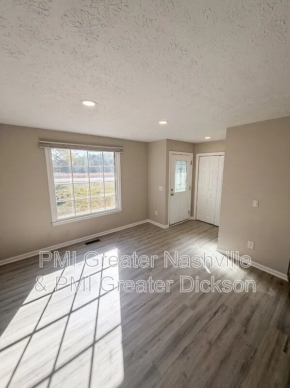 3 bed, 1.0 bath, 976 sqft, $1,500 — Photo 3