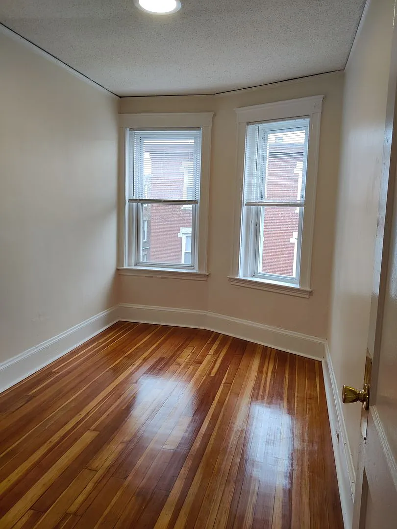 No Brokers fee, Large Renovated Unit in Allston. 4 bed. 2 Full Bathrooms. Central Heat, Laundry, ... — Photo 3