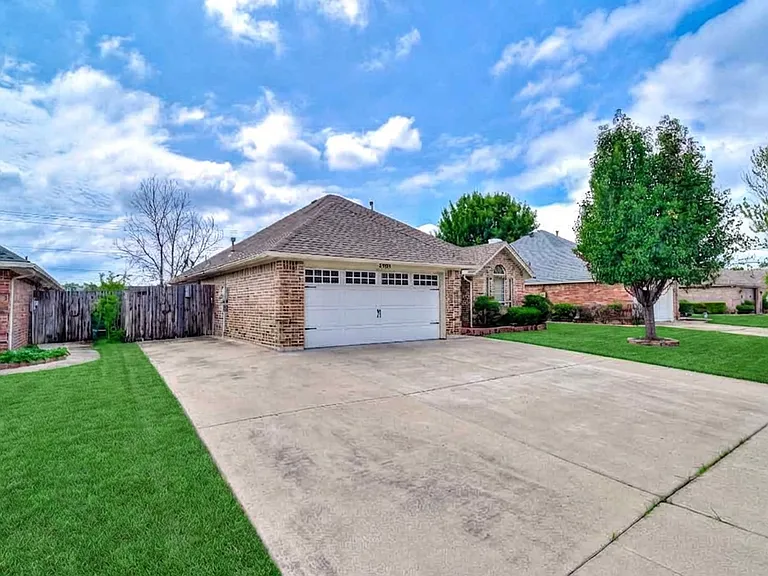 3300 Tommy Hays Dr — Photo 2