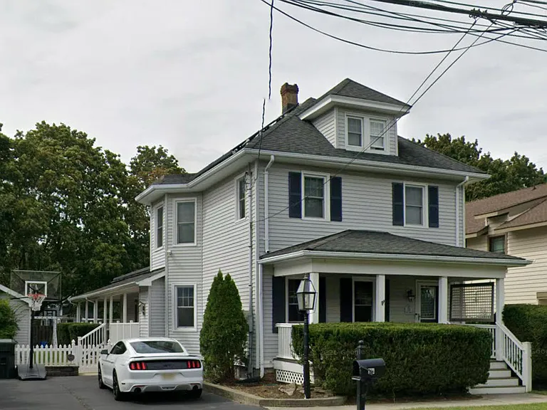 218 Lewis St — Photo 1