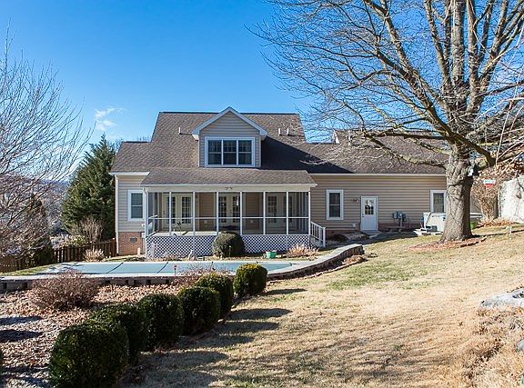 3rd image of 3346 Clement Dr