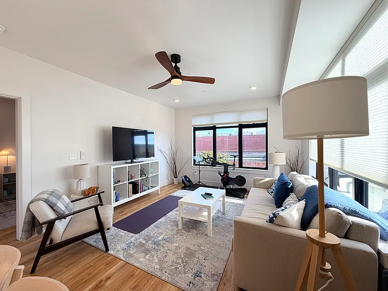 138 E — Photo 18