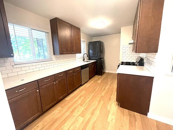 Quarz counter tops and updated kitchen