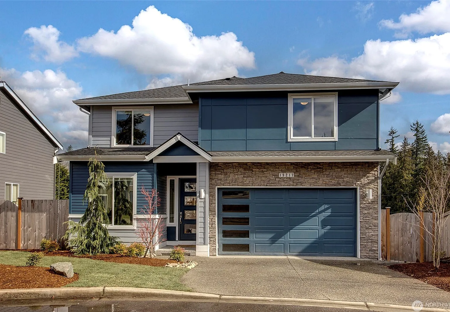 4 bed, 2.5 bath, 3133 sqft, $4,000 — Photo 1