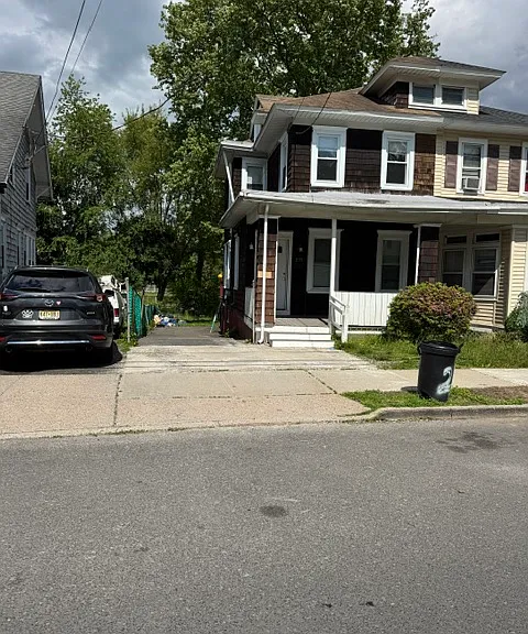 255 Hollywood Dr — Photo 2